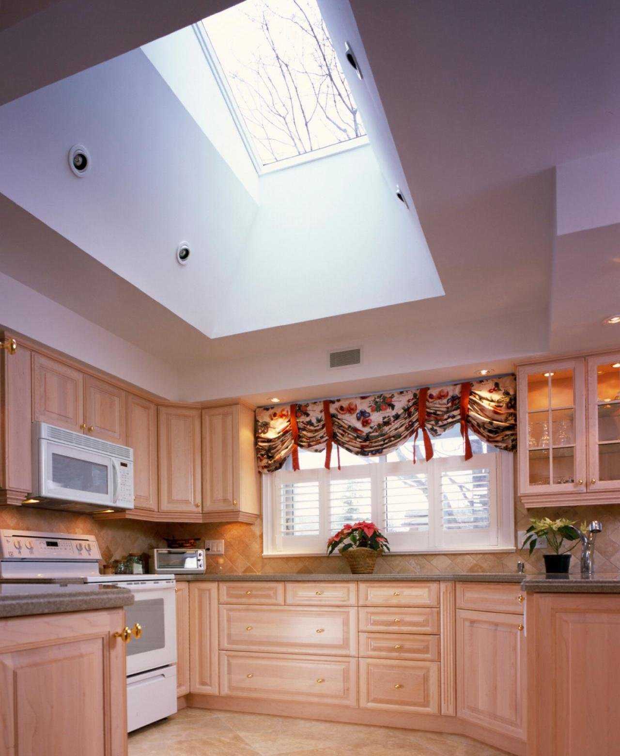 Натяжной потолок на кухне: дизайн, и фото лучших вариантов, виды потолков, их плюсы и минусы установки на кухне