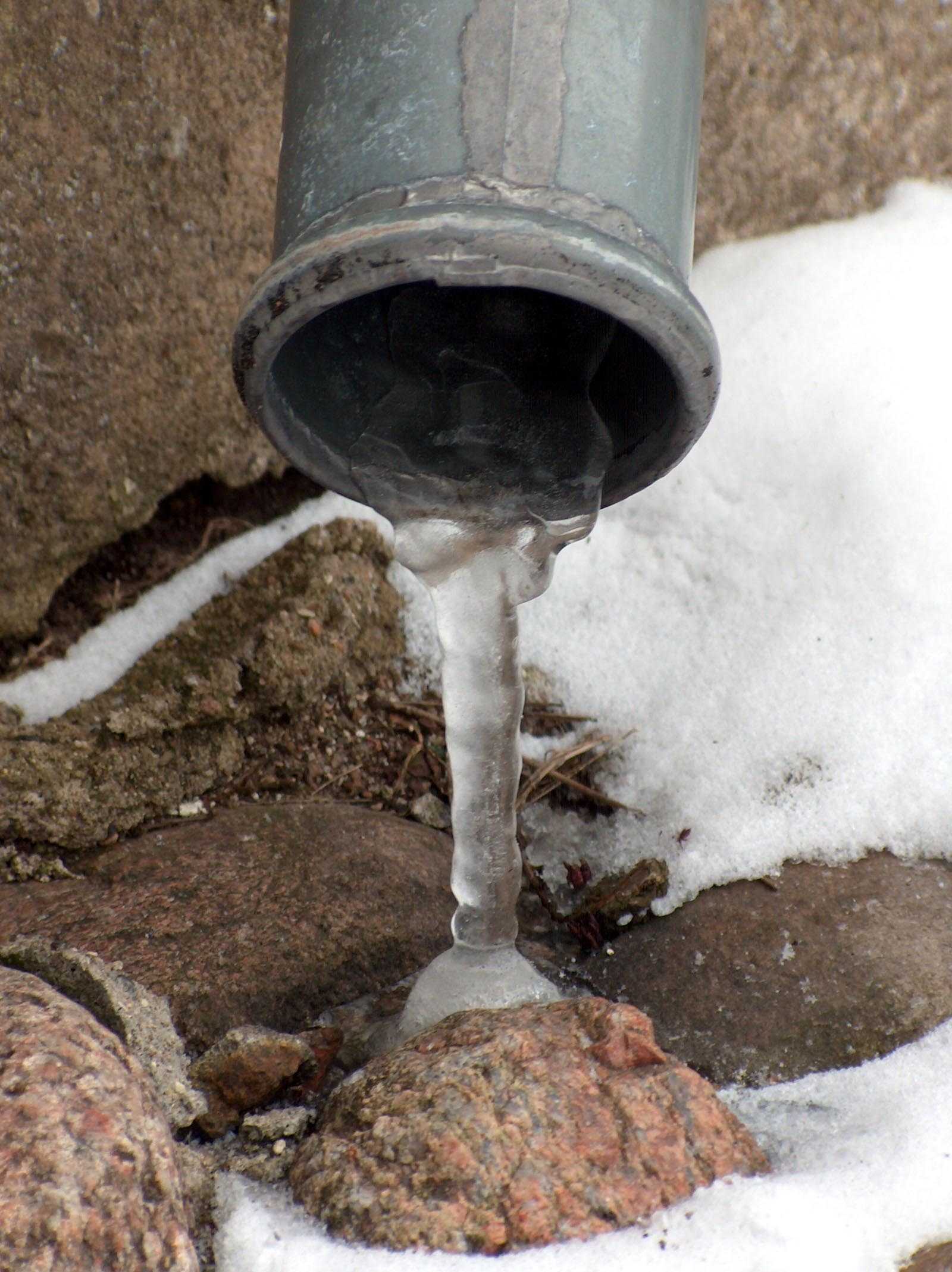 Замерзла канализация в частном доме – что делать, как разморозить, способы отогреть канализационную трубу под землей своими силами Термический и химический метод устранить лед из труб, слива, септика
