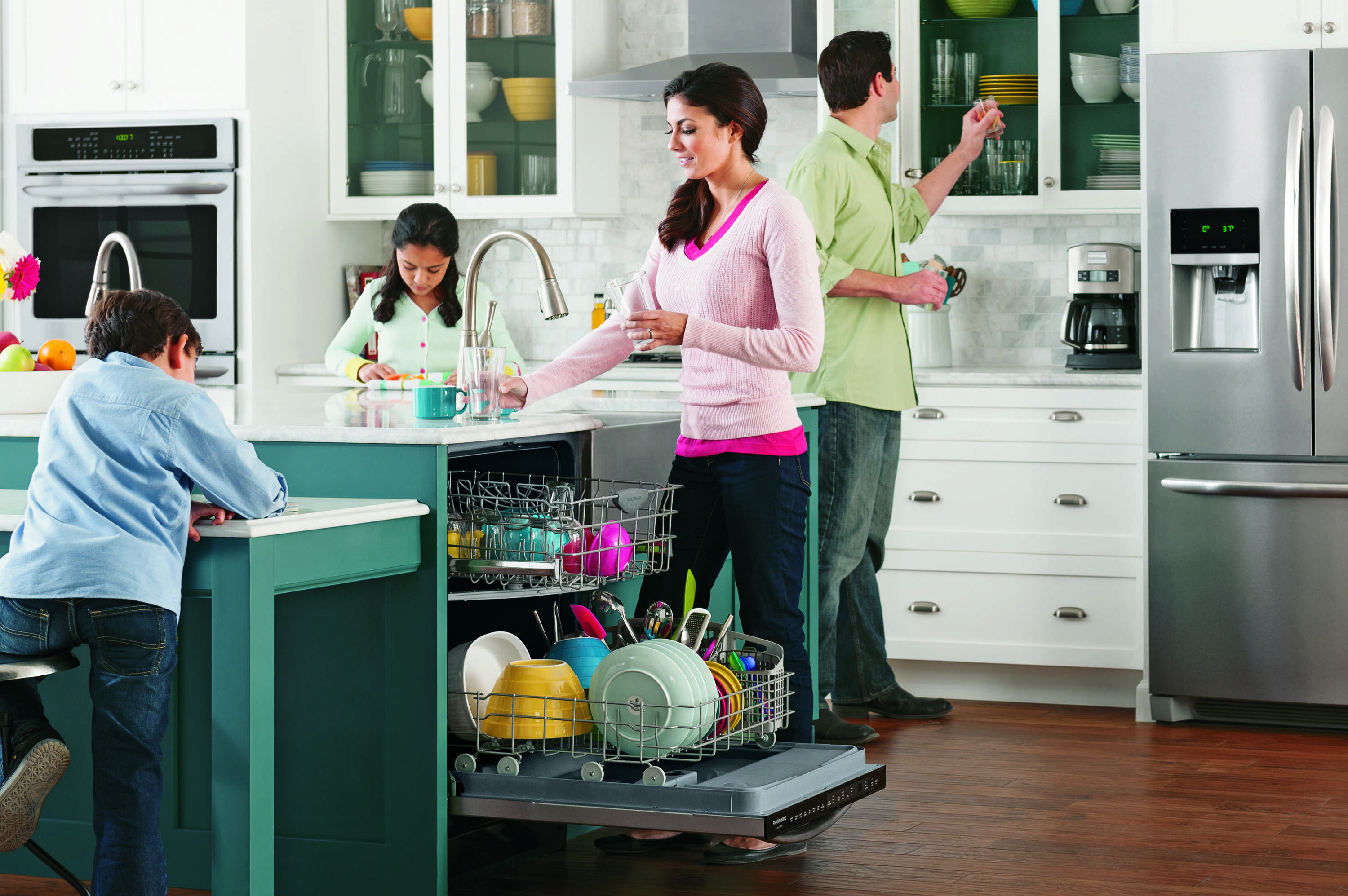 Кухонные электроприборы сильно облегчают жизнь хозяйкам на кухне Какие-то приборы, как например холодильник и плита есть у всех, а остальную технику люди приобретают исходя из собственных потребностей