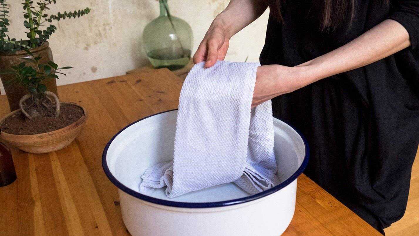 Как отбелить кухонные полотенца в домашних условиях, чем быстро отстирать пятна - средства в помощь хозяйке