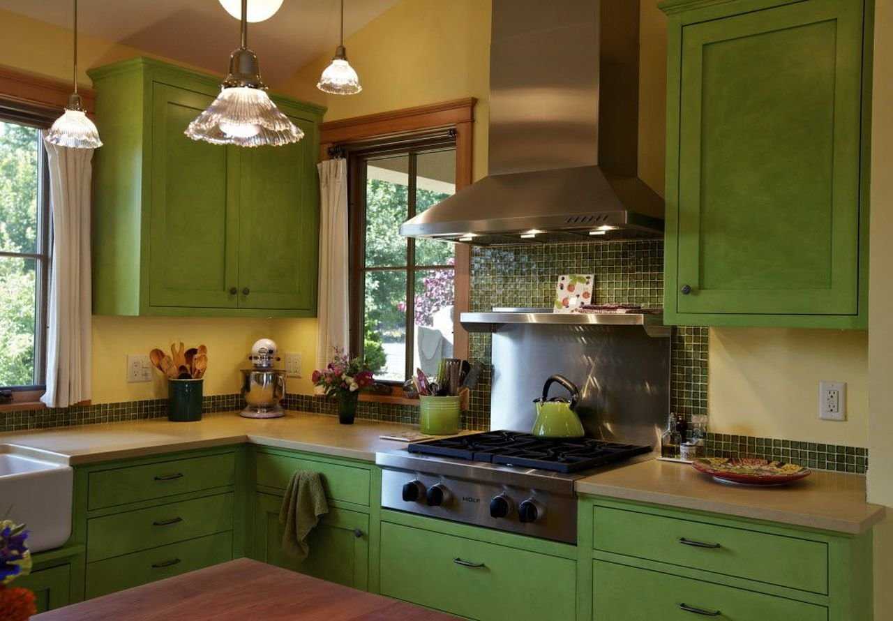 Кухня в зеленых, салатовых и изумрудных тонах с белым, коричневым и бежевым гарнитуром и фартуком, деревянными акцентами
 - 31 фото