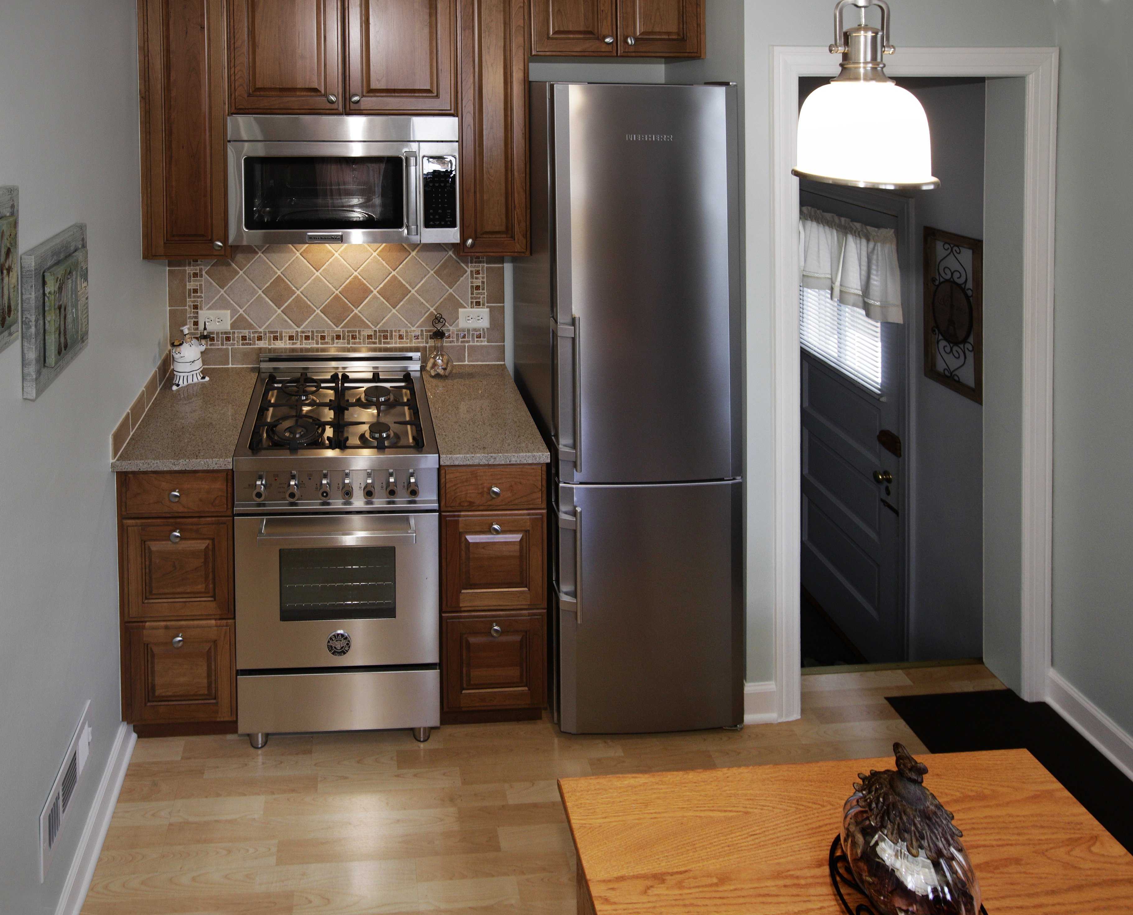 Холодильник для маленькой кухни: 6 вариантов установки