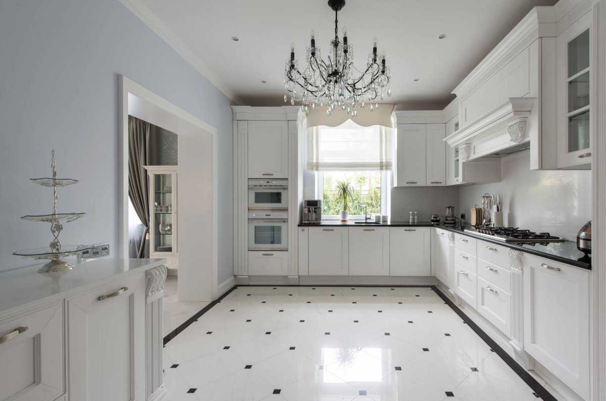 Черно белая кухня плитка. Белые кухни. Белая кухня с черной столешницей. Современная плитка для кухни. Белая плитка в интерьере кухни.