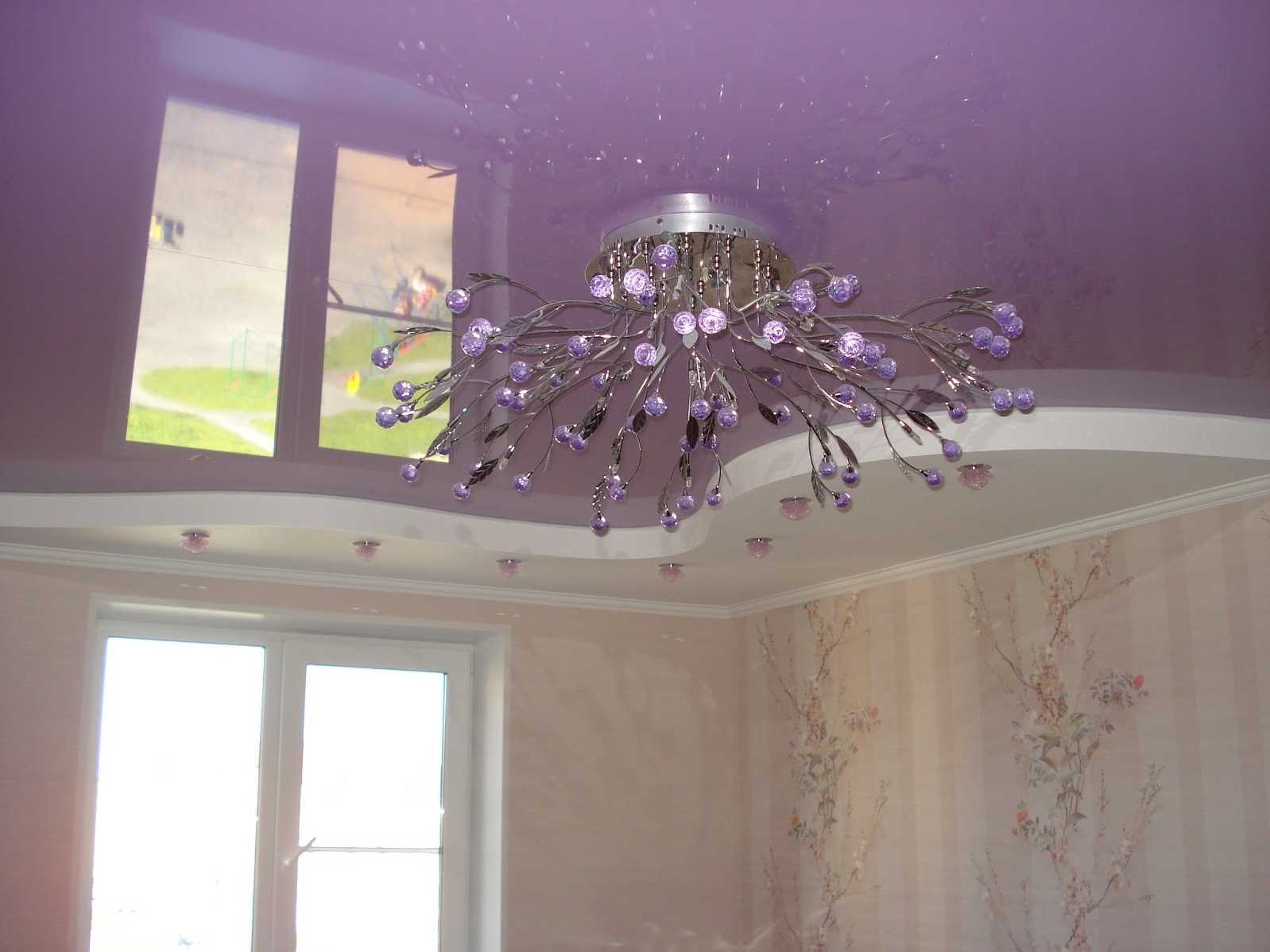 фиолетовый цвет потолка в интерьере