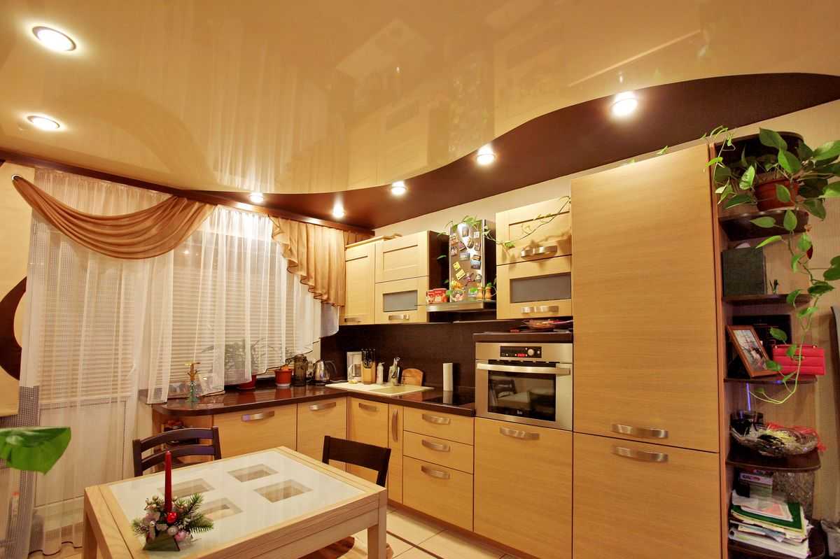Уместны ли на кухне натяжные потолки Из какого лучше всего материала их выбрать Как подобрать дизайн потолка, чтобы он отлично смотрелся в интерьере кухни
