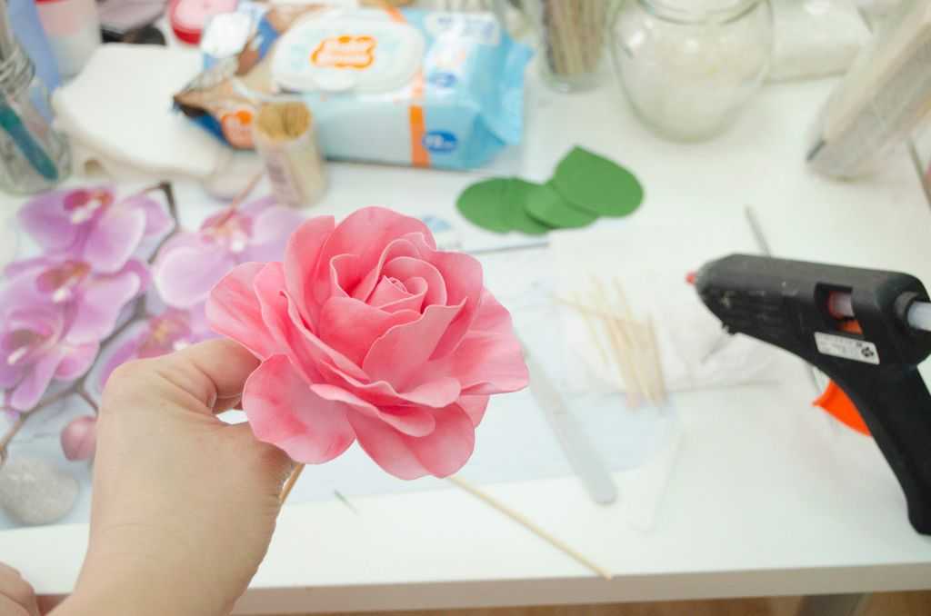 Роза из фоамирана – отличный вариант украшения дома Такие цветы можно сделать самостоятельно – это под силу даже новичку Мы собрали детальные мастер-классы с пошаговой инструкцией