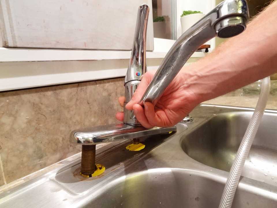 🔧 как поменять смеситель на кухне своими руками: инструменты, материалы, инструкция