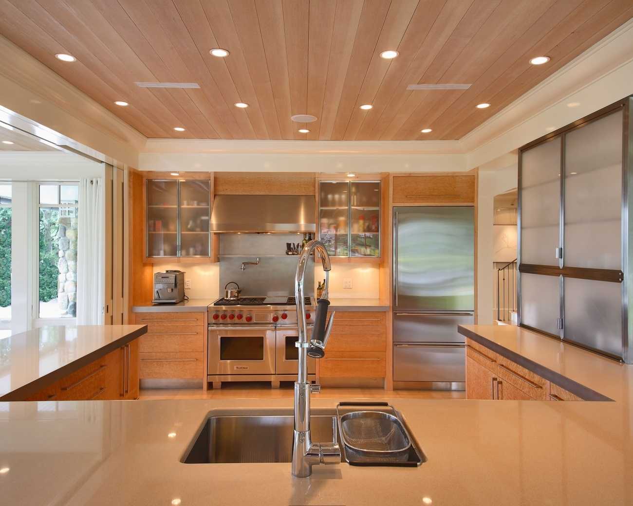Потолок для кухни – какой лучше?