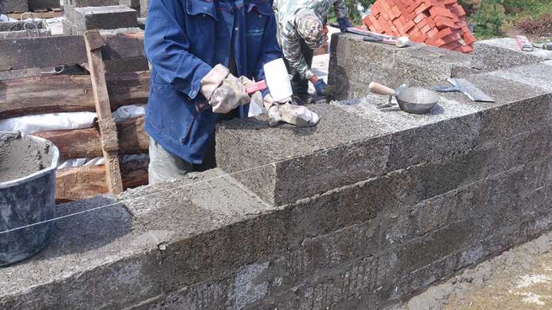 Для строительства теплого, экологически безопасного дома можно использовать арболитовые блоки Их можно приобрести готовые, а можно сделать своими руками