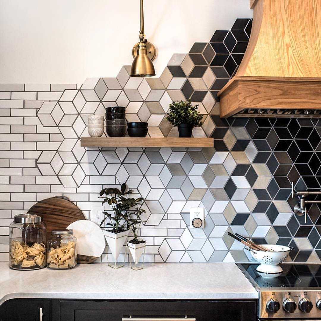 Металл на кухне - это залог прочности, стиля и экологичности Металлическая плитка в виде мозаики, цельного листа, с узорами, имитированный - примеры в нашей фотогалерее