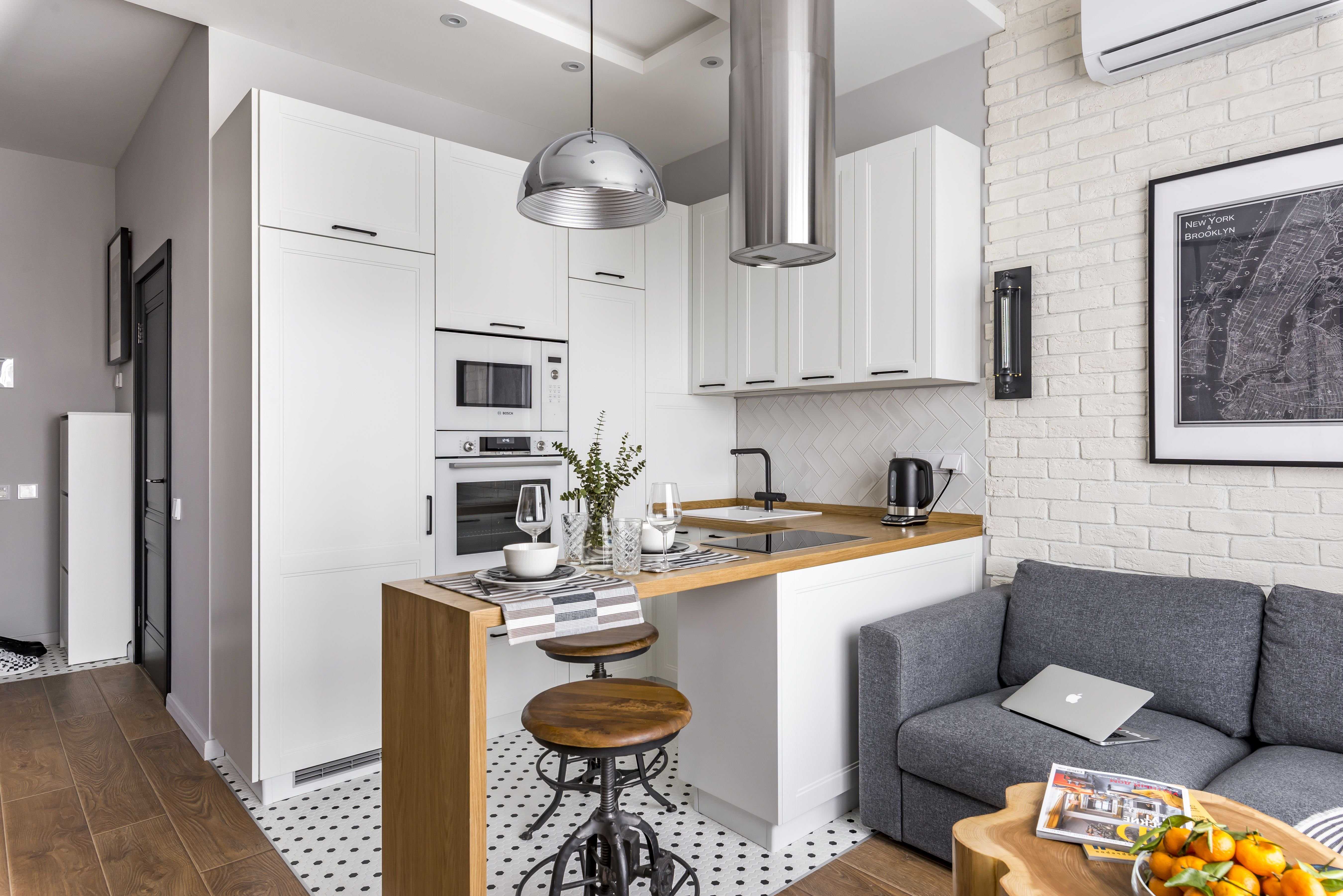 Одним из основных правил при создании кухни студии выступает то, что дизайн оформления и отделки в зоне гостиной и в кухонной части должен быть в едином стиле