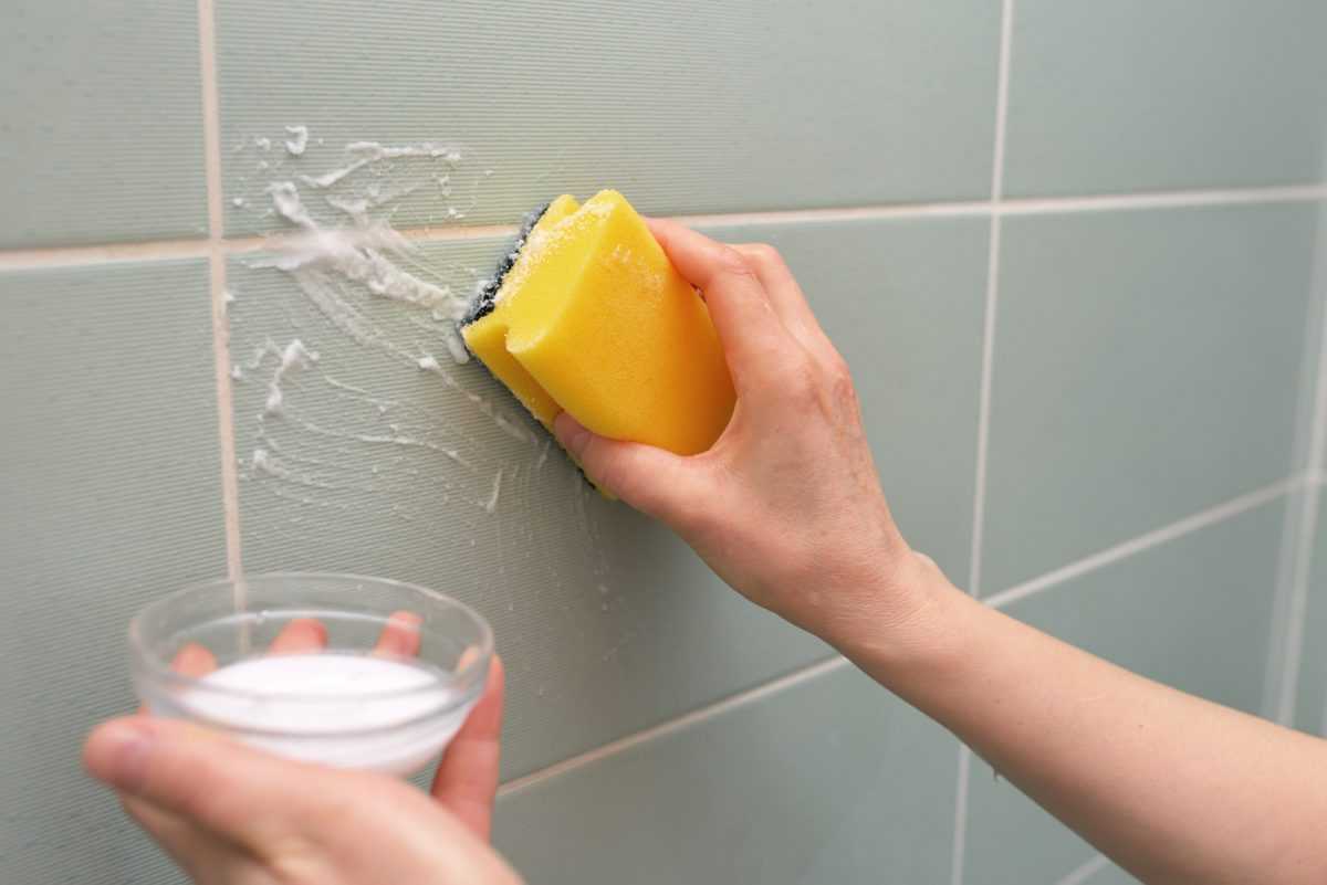 Чем отмыть ржавчину с кафельной плитки: как убрать пятна на стенах, чем оттереть ржавый налет на полу?