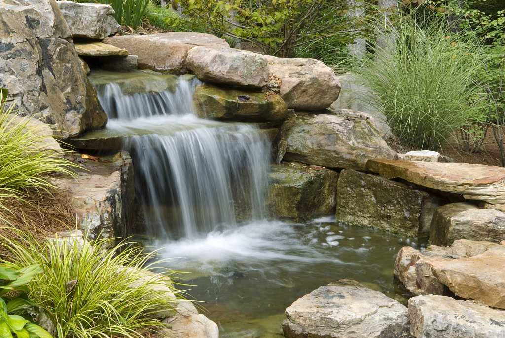 20 декоративных мини-водопадов, с которыми участок станет объектом зависти соседей
