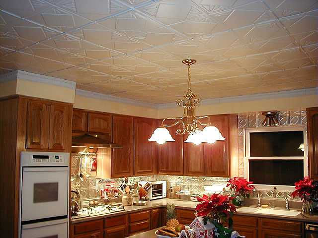 Натяжные потолки для кухни: плюсы и минусы матовой и глянцевой поверхности