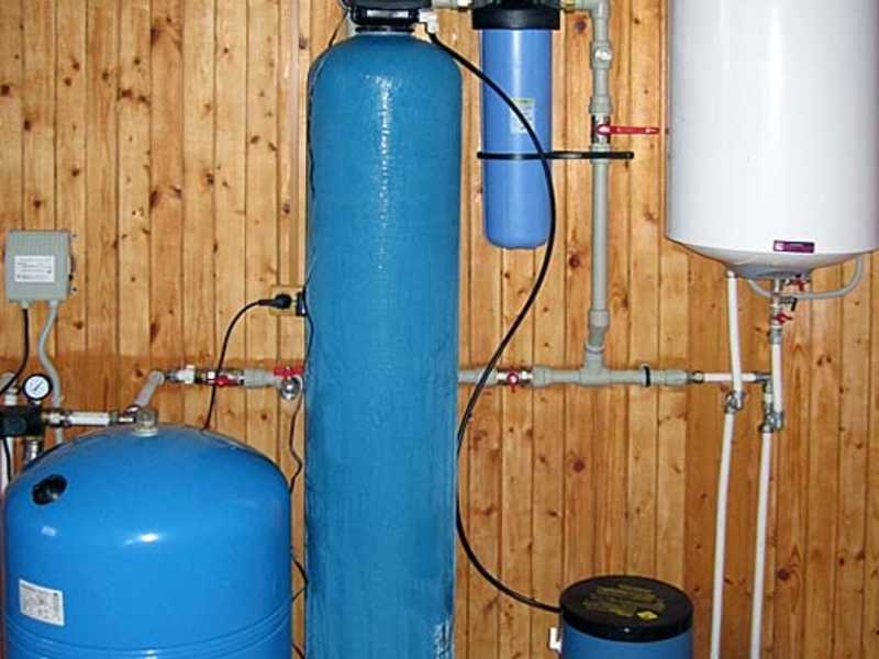 Очистить воду на даче. Фильтр для воды из скважины. Система водоочистки для дачи. Фильтр на скважину для воды. Очистка воды из скважины.