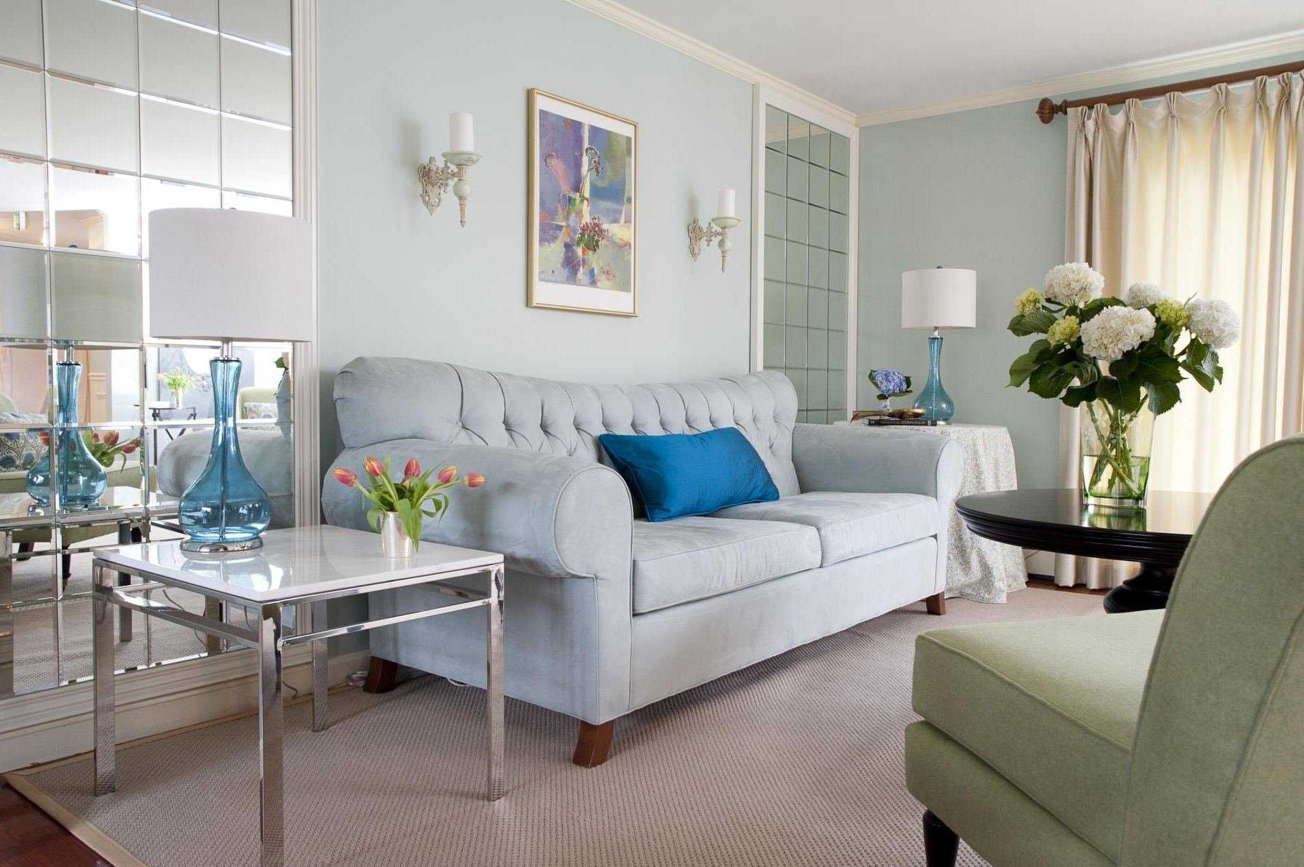 Сочетание голубого цвета с другими цветами в интерьере гостиной комнаты
 - 30 фото