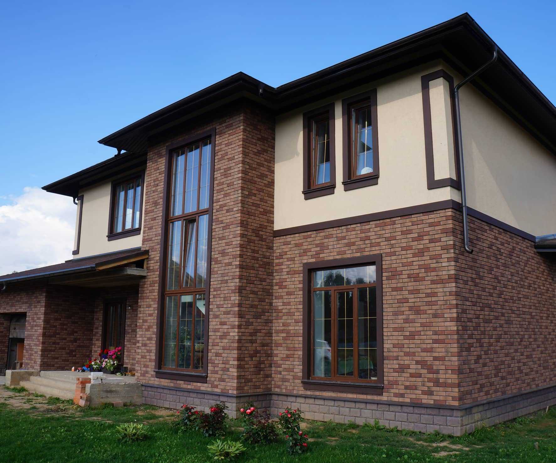 Отделка фасада частного дома - облицовка цементной плиткой и панелями