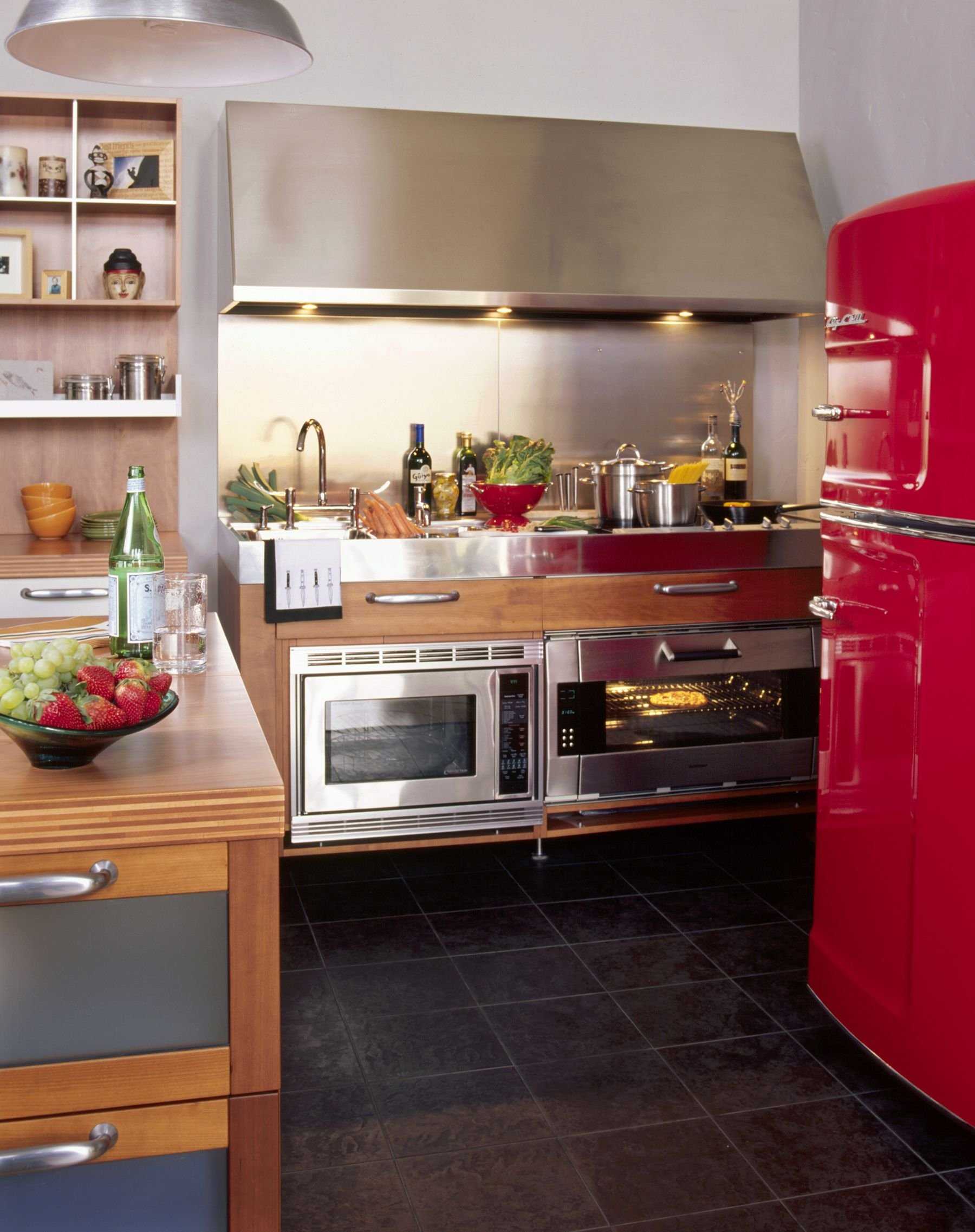 Кухня это жилое помещение. Холодильник в интерьере. Холодильник в интерьере кухни. Красный холодильник в интерьере. Кухня с красным холодильником.