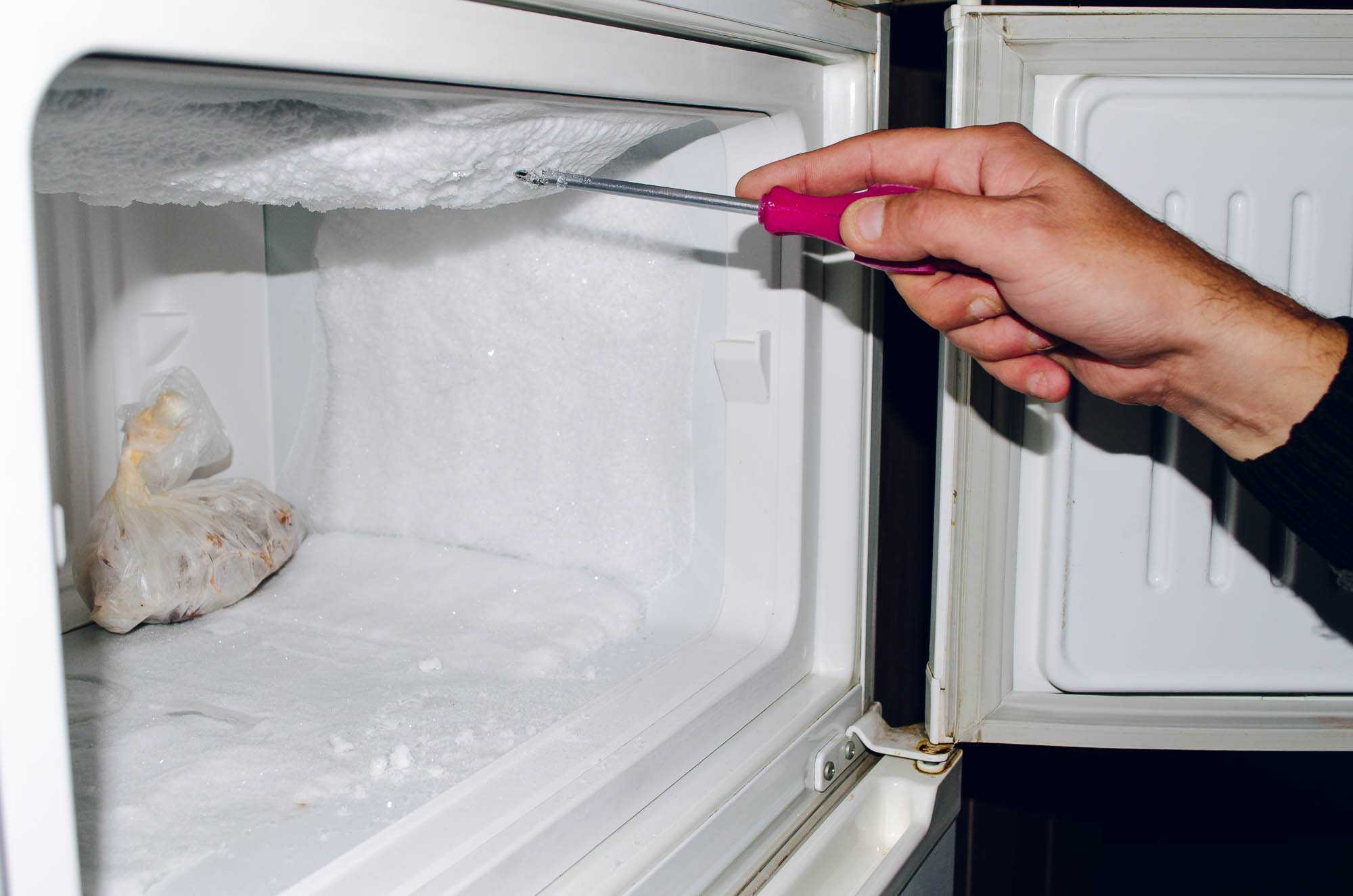 Скопление воды в холодильнике может появляться вследствие засорения дренажной системы, а если поврежден нагреватель испарителя, то также может намерзать лед