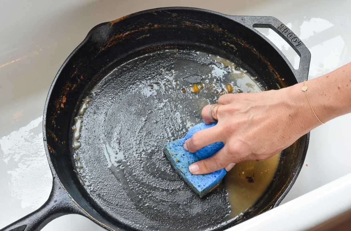 Маслом очистить сковороду. Алюминиевая сковорода с нагаром. Нагар на сковороде. Нагар на чугунной сковороде. Чугунная сковорода отмытая.