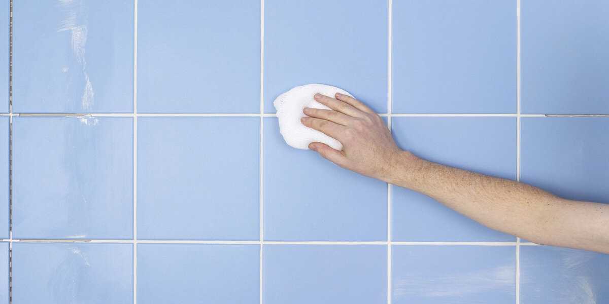 Чем отмыть плитку в ванной и устранить неприятный запах плесени