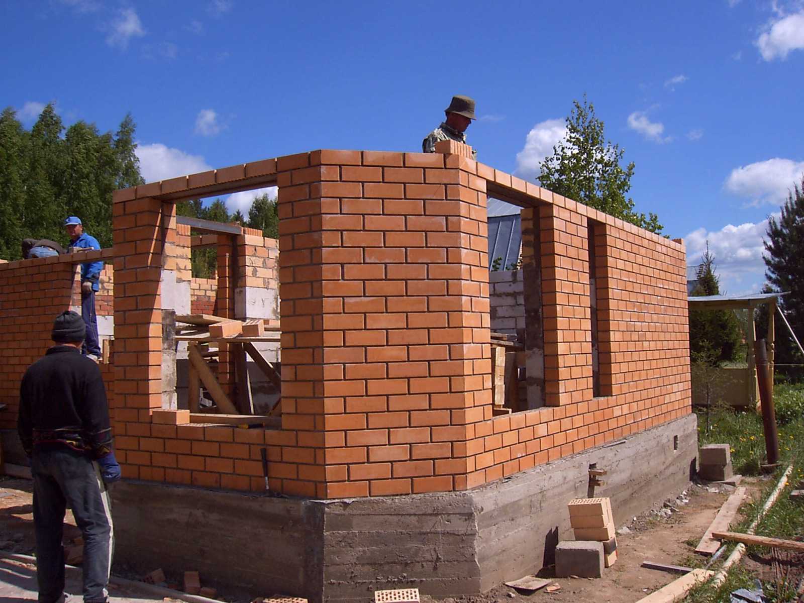Сколько стоит построить дом из кирпича самому