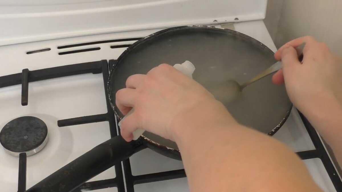 Как мыть чугунную сковороду с покрытием и без после жарки: правила и советы