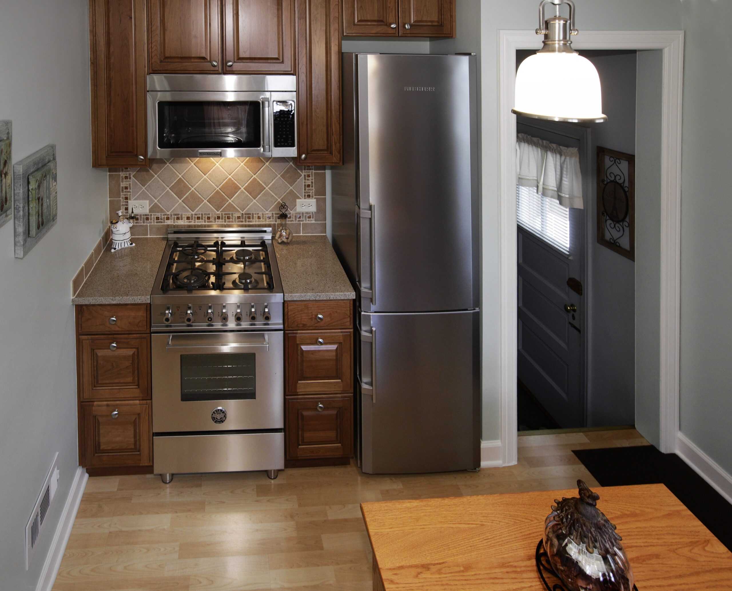 Холодильник рядом с плитой или другими «теплыми» объектами – это нормально?