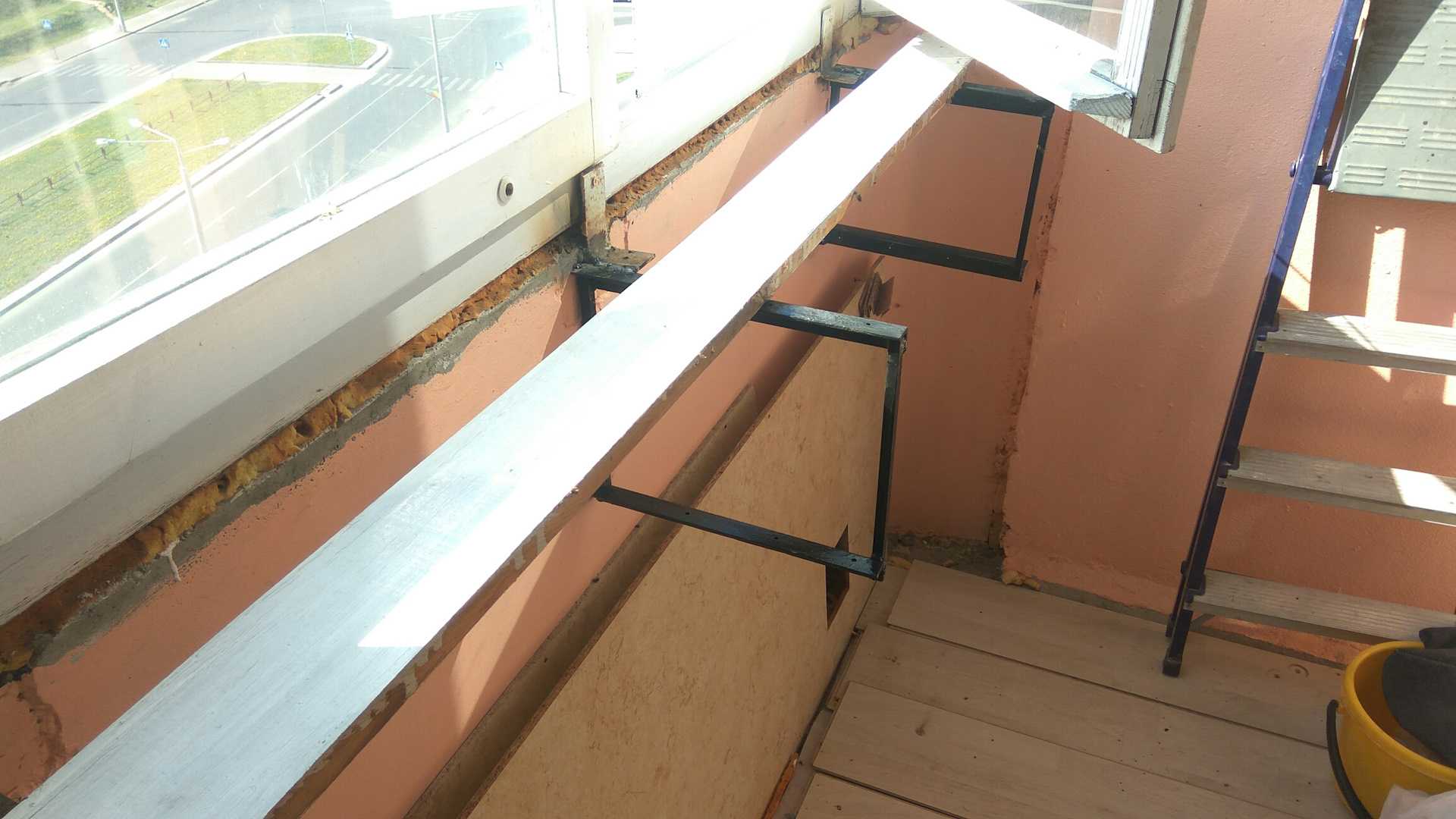 Как сделать подоконник на балконе: 3 варианта установки | дневники ремонта obustroeno.club