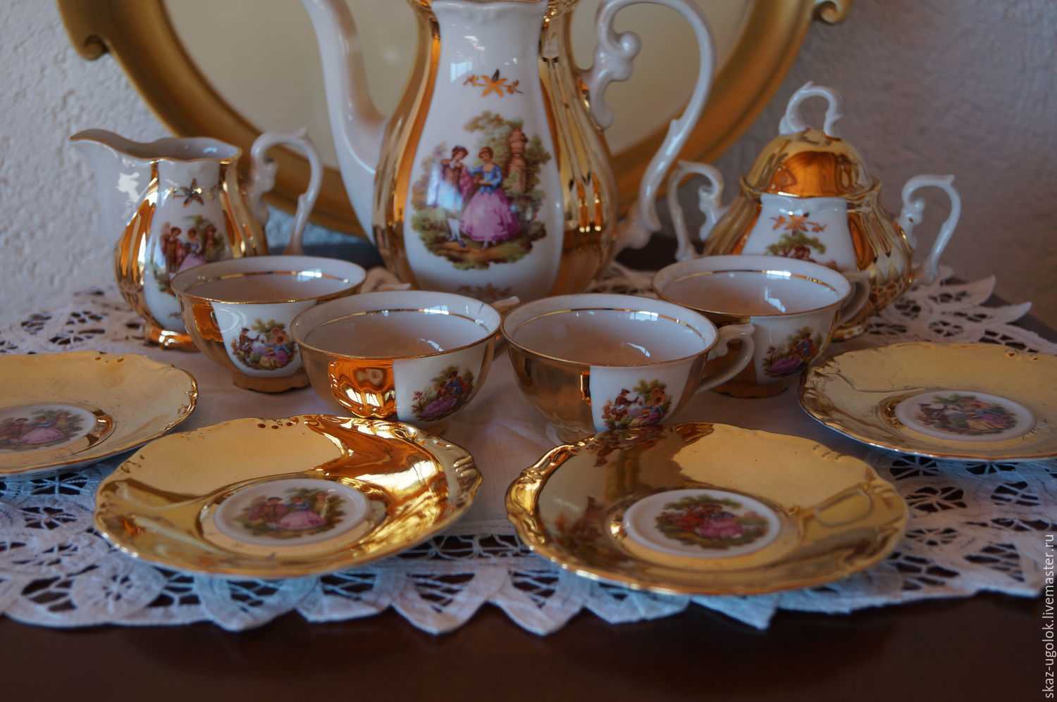 Фарфоровая посуда белая столовая, виды и характеристики качества чайных сервизов, антикварные английские чашки и тарелки, старинные китайские статуэтки и фигурки из холодного фарфора