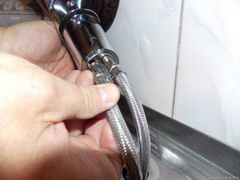 Как поменять смеситель в ванной своими руками: инструкция по замене крана