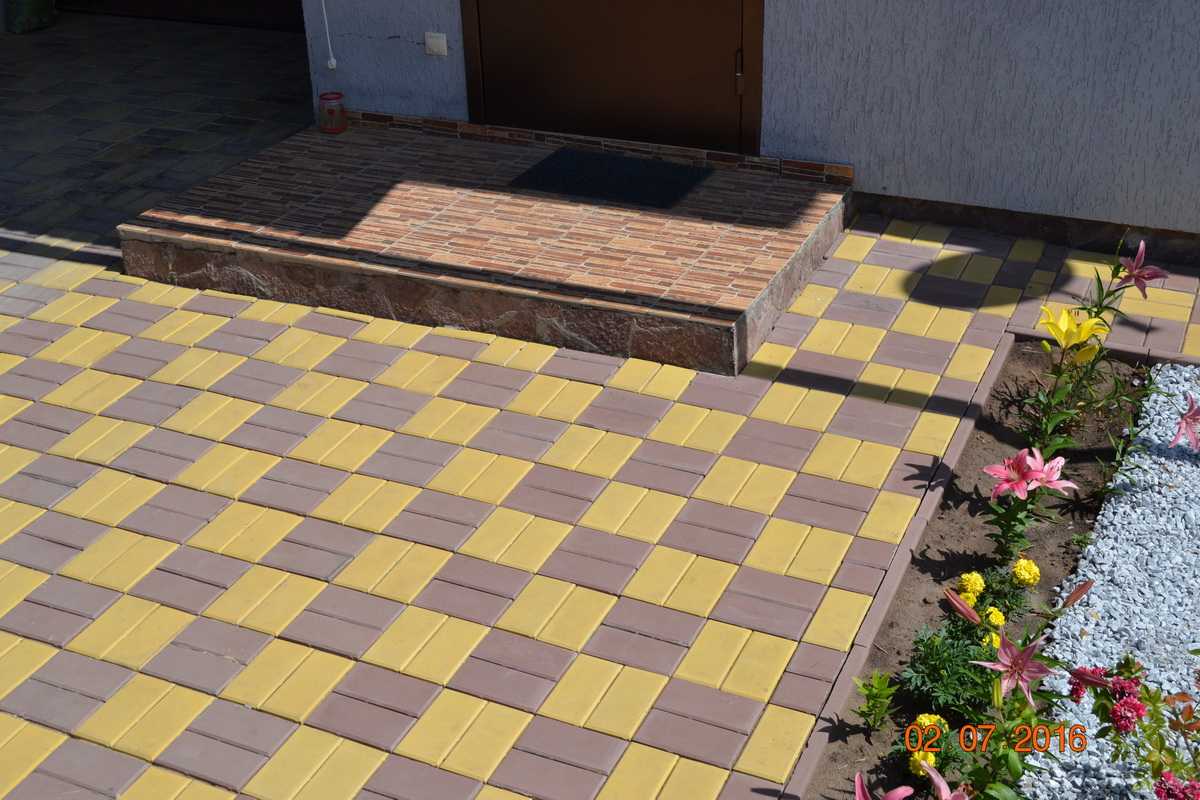Дизайн тротуарной плитки: брусчатка двора частного дома - 29 фото