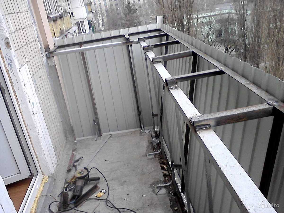 Особенности остекления балконов с выносом в Челябинске
