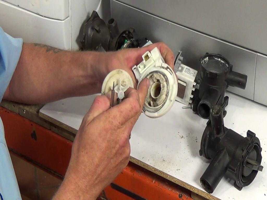 Далеко не всегда, когда стиралка сломалась надо вызывать мастера Ремонт стиральной машины своими руками дело непростое, но и не очень сложное Пробуйте