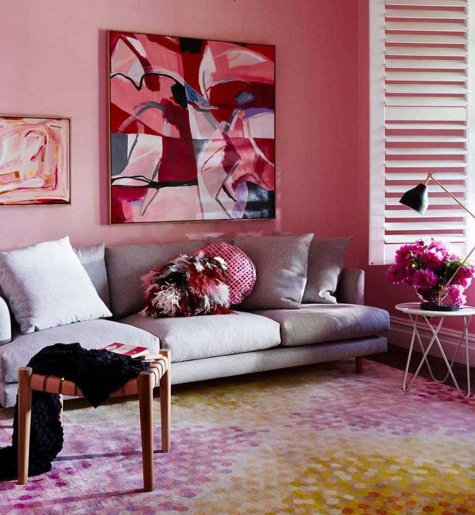 Розовый цвет в интерьере кухни и спальни, сочетание с другими оттенками в гостиной и детской, комбинирование обоев с серым и белым