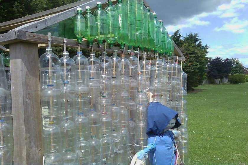 Какие поделки из пластиковых бутылок можно сделать самостоятельно Как построить теплицу, парник, даже дом Как сделать мебель, цветы, забор из вторсырья