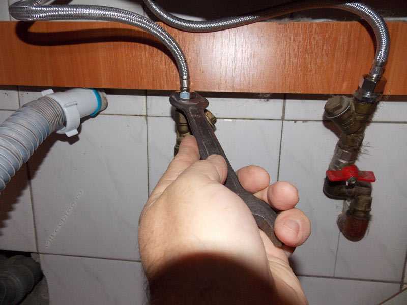 Как поменять смеситель на кухне своими руками: пошаговая инструкция по замене сантехнического оборудования