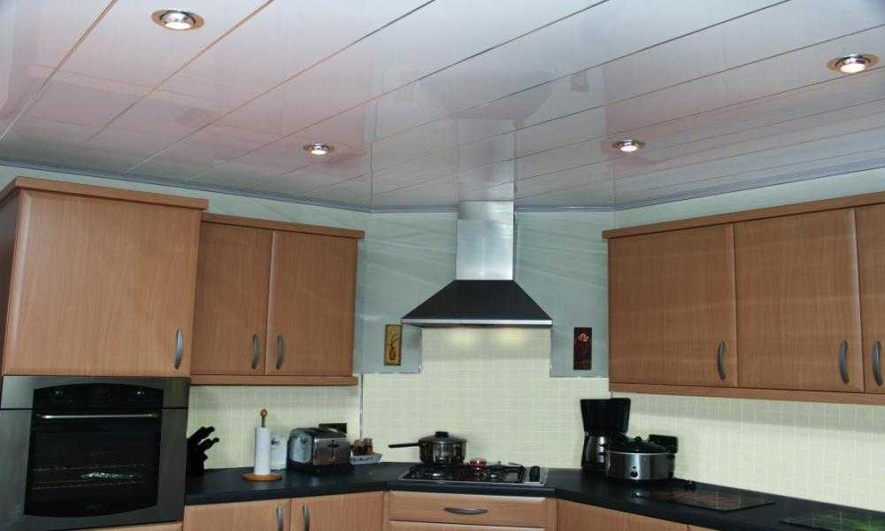 Чтобы сделать лучший потолок на кухне, в первую очередь необходимо учитывать его практичность, например, устойчивость к влажности и повышенным температурам