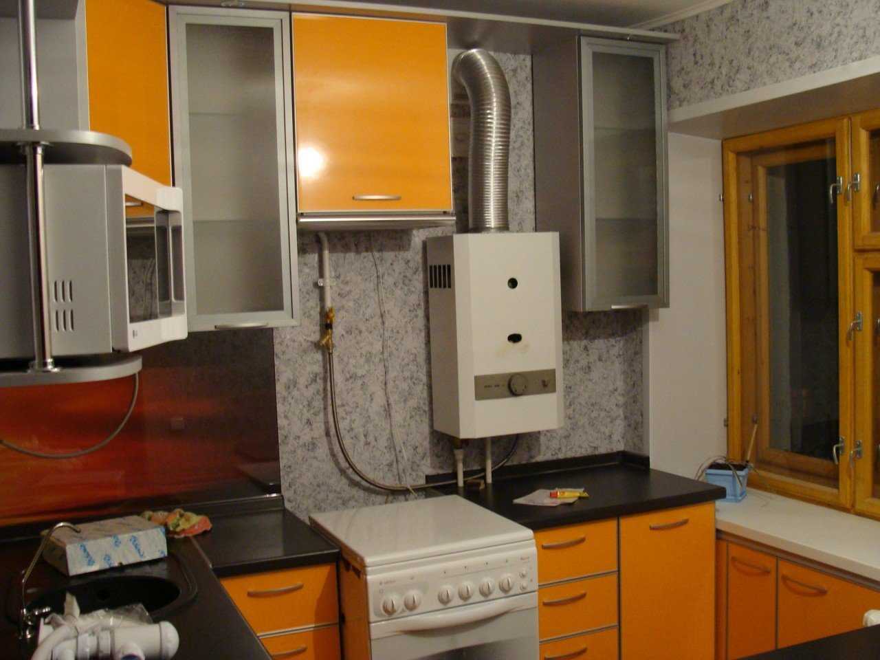 Кухня хрущевка дизайн фото с колонкой и холодильником фото