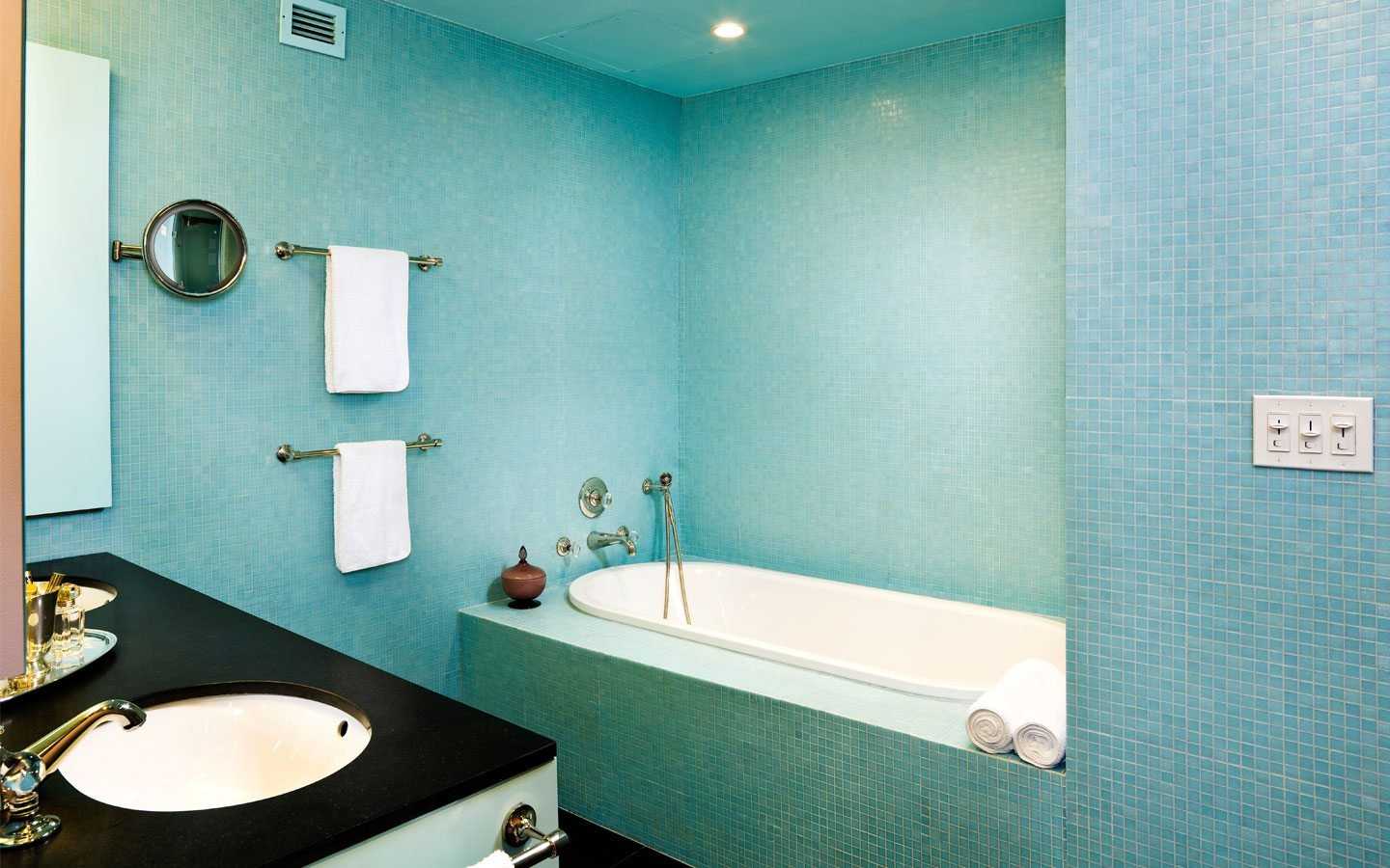 Чем покрасить ванную комнату внутри в домашних условиях: выбор краски +фото и видео