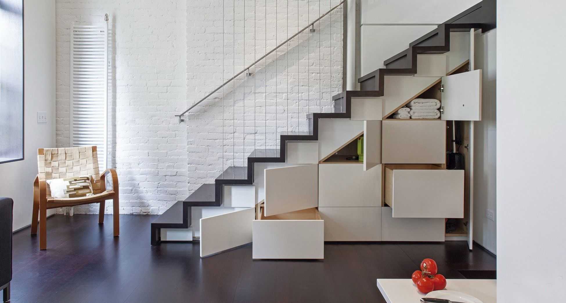 Обустройство пространства под лестницами в загородных домах: оценка площади, 28 фото с вариантами оформления