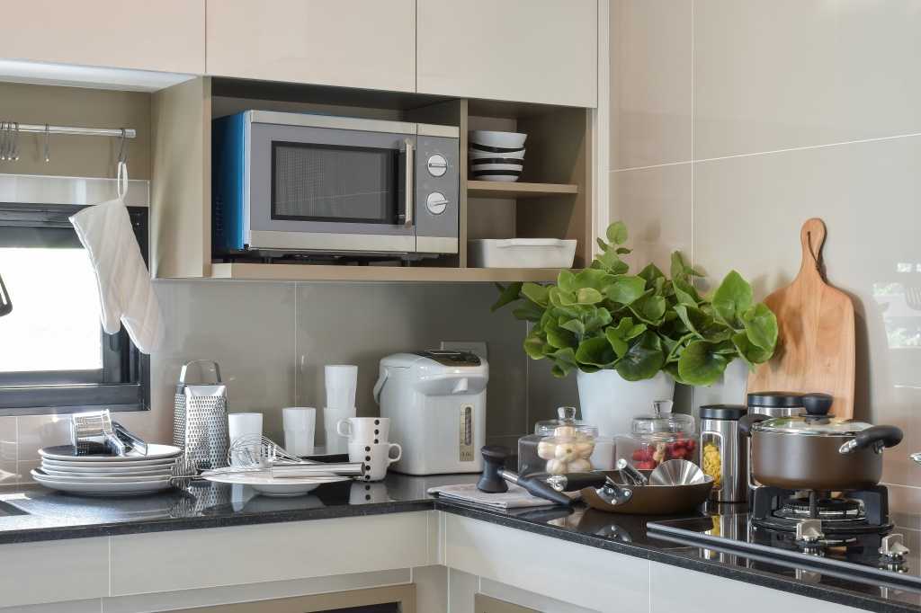Куда поставить микроволновку на кухне: 22 совета