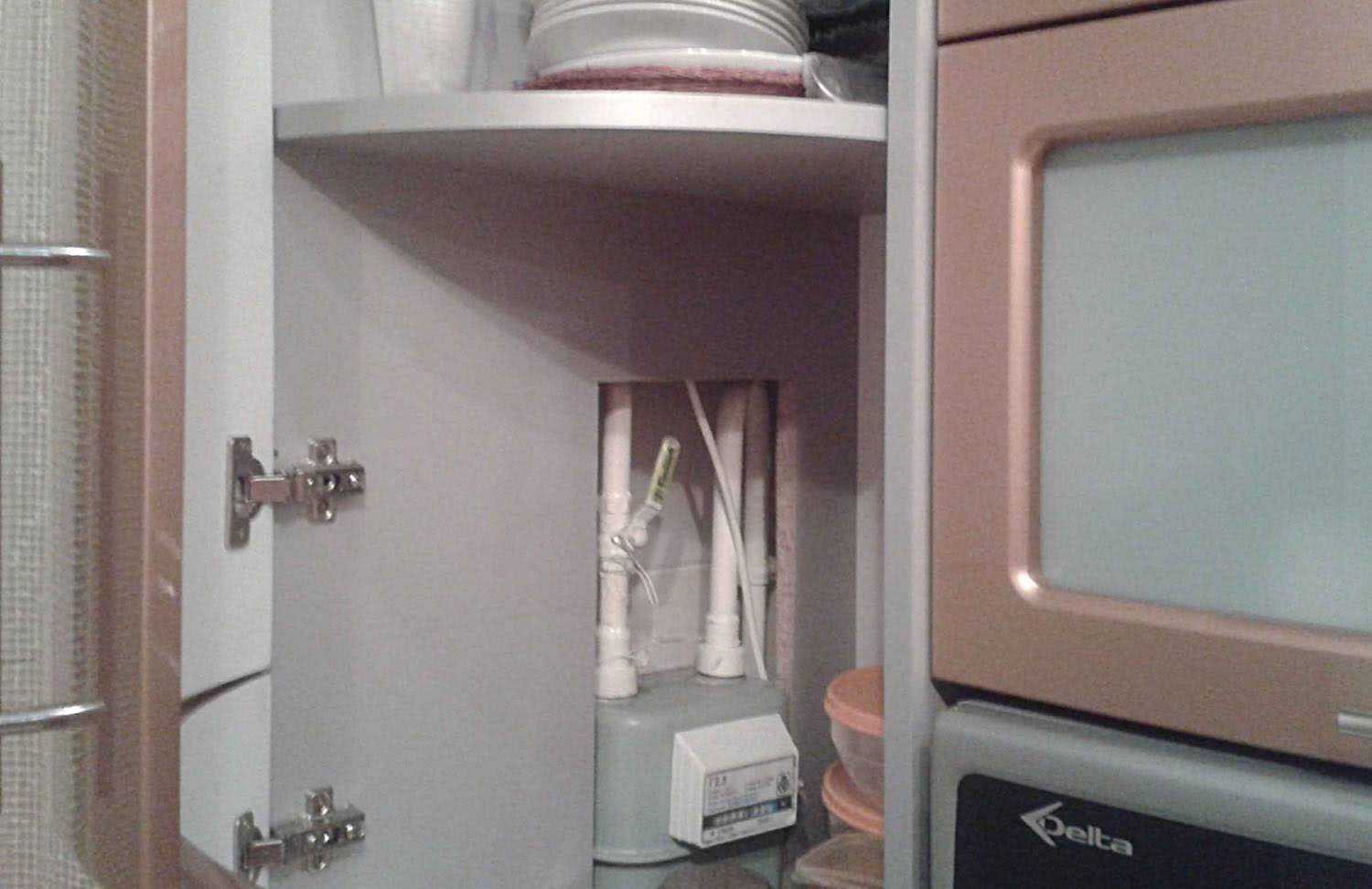 Как спрятать трубы на кухне: способы закрыть стояк вдоль стены и в углу, фото и видео результатов