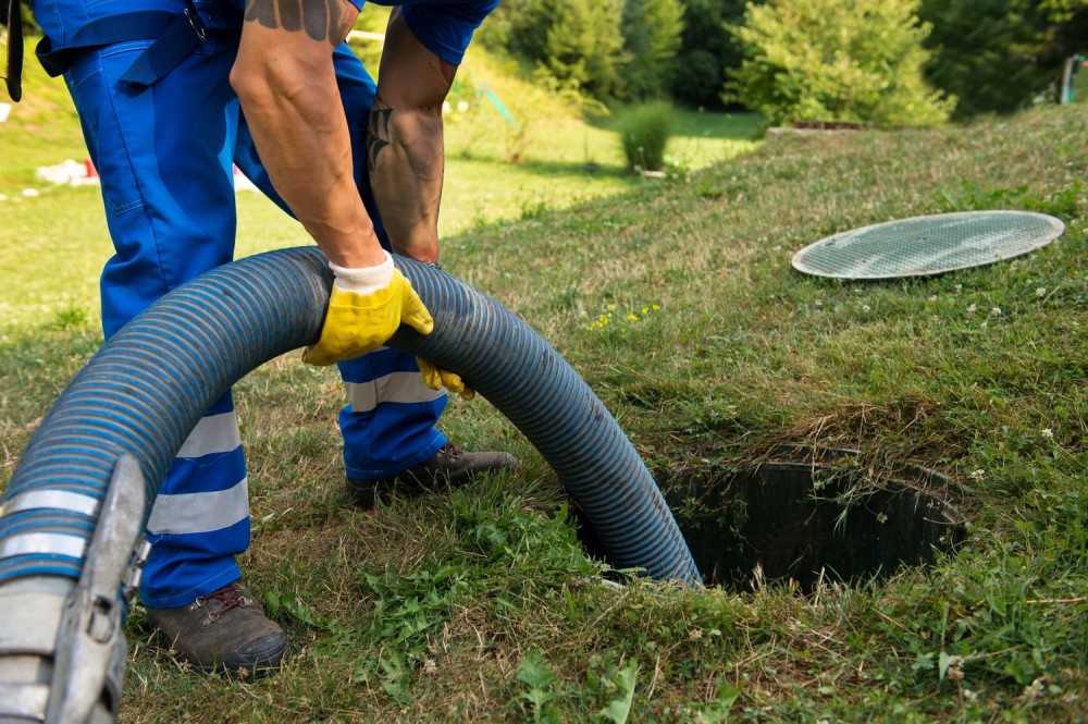 Откачка канализации в частном доме: сколько стоит услуга ассенизатора по очистке выгребной ямы