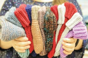 Особенности выбора детских шарфов и шапок: уют, тепло и безопасность